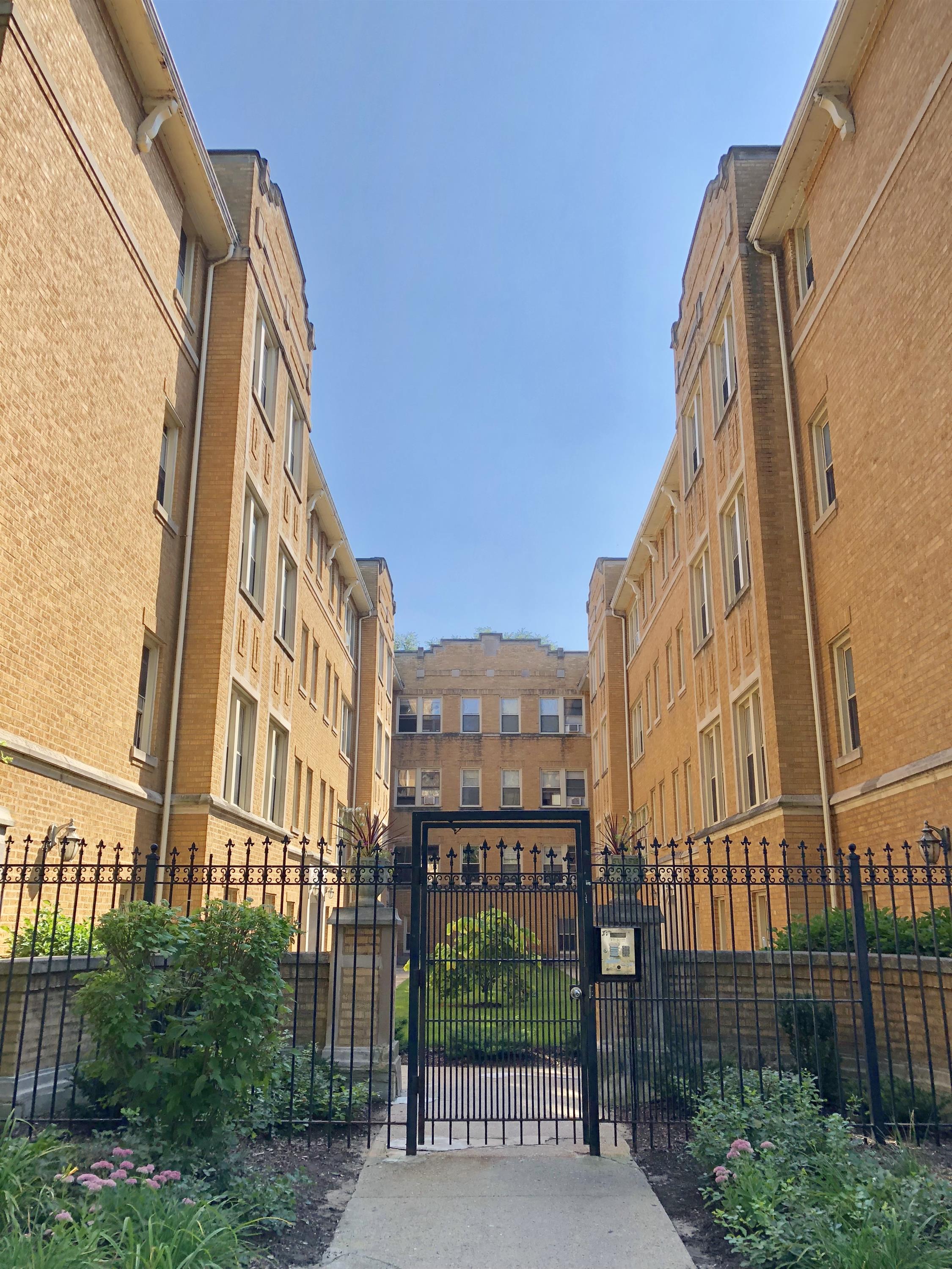 1365 W. Greenleaf #1A